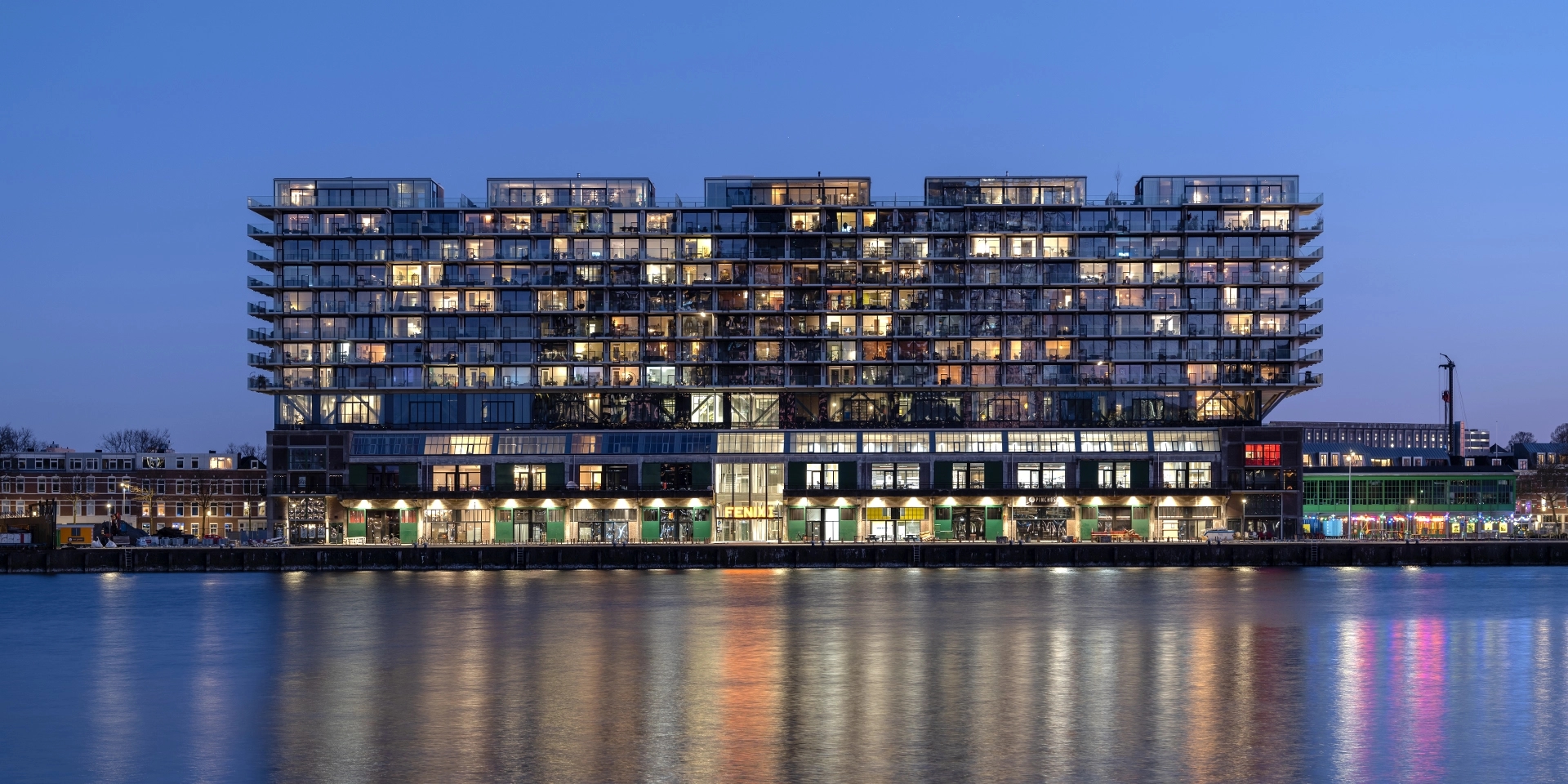 Fenix vanaf het water in de avond