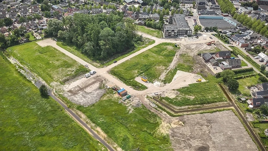 Luchtfoto van de locatie van Thedemaborg in Nietap met grasveld en groen park