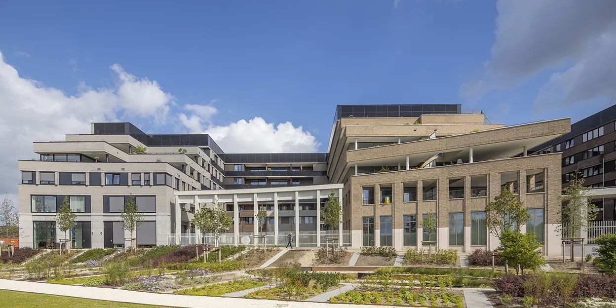 Vooraanzicht van het gebouw Greenville met planten