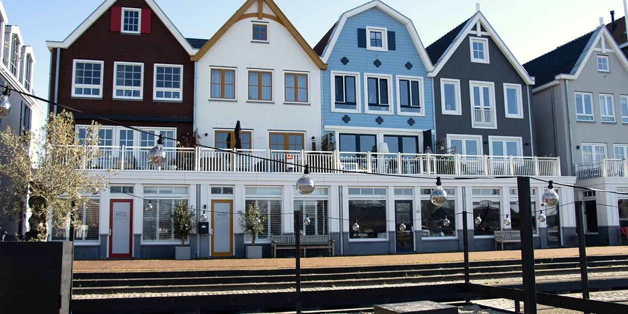 De herenhuizen met restaurant op de begane grond van Porseleinhaven aan het water