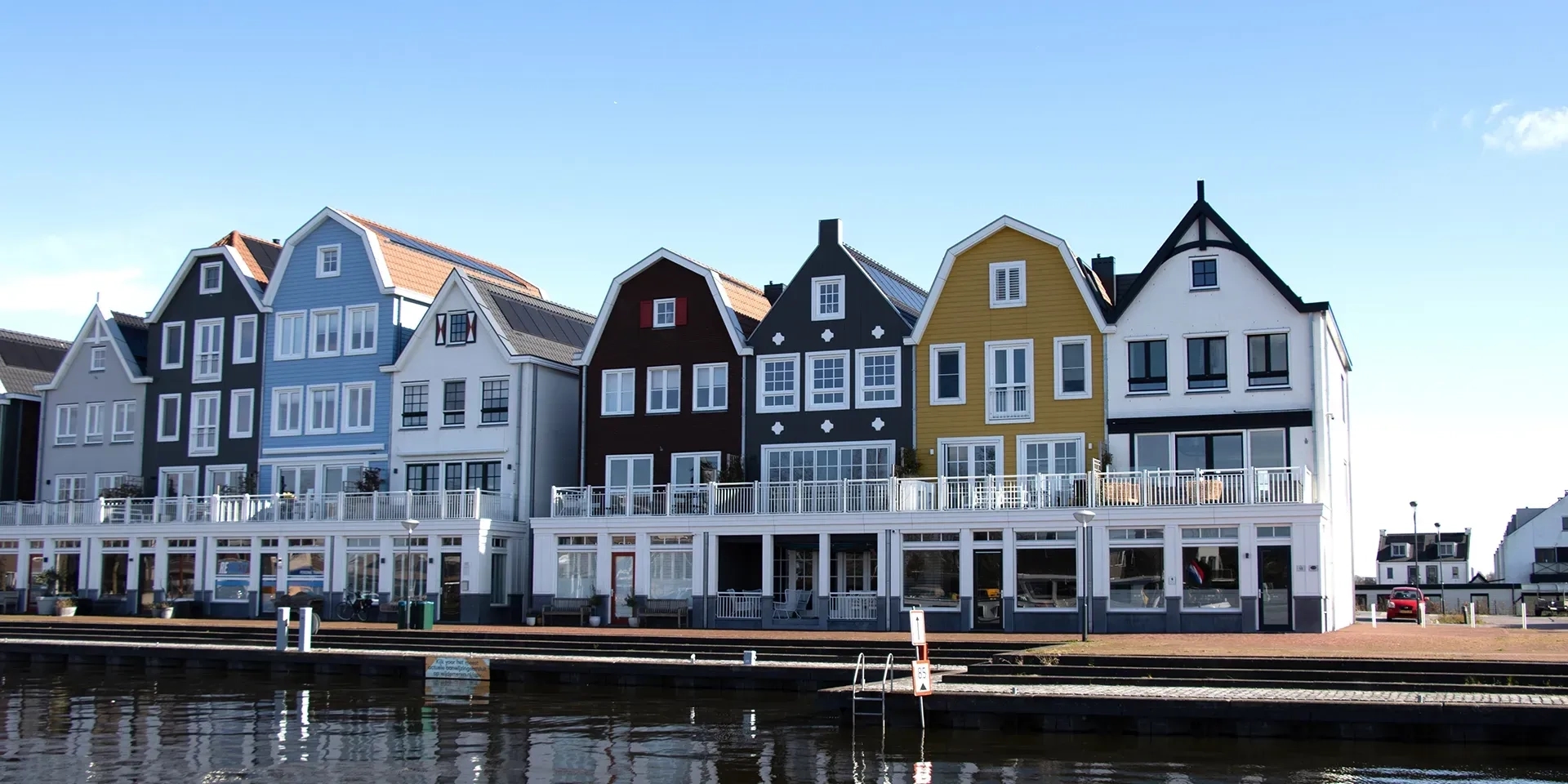 De herenhuizen van Porseleinhaven aan het water