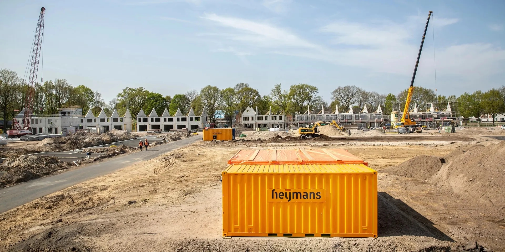 Rijwoningen in aanbouw met Heijmans container op de voorgrond