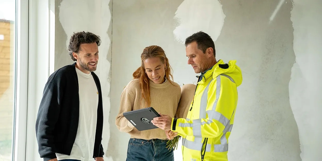 Vrouw ondertekent op een tablet het proces-verbaal van oplevering