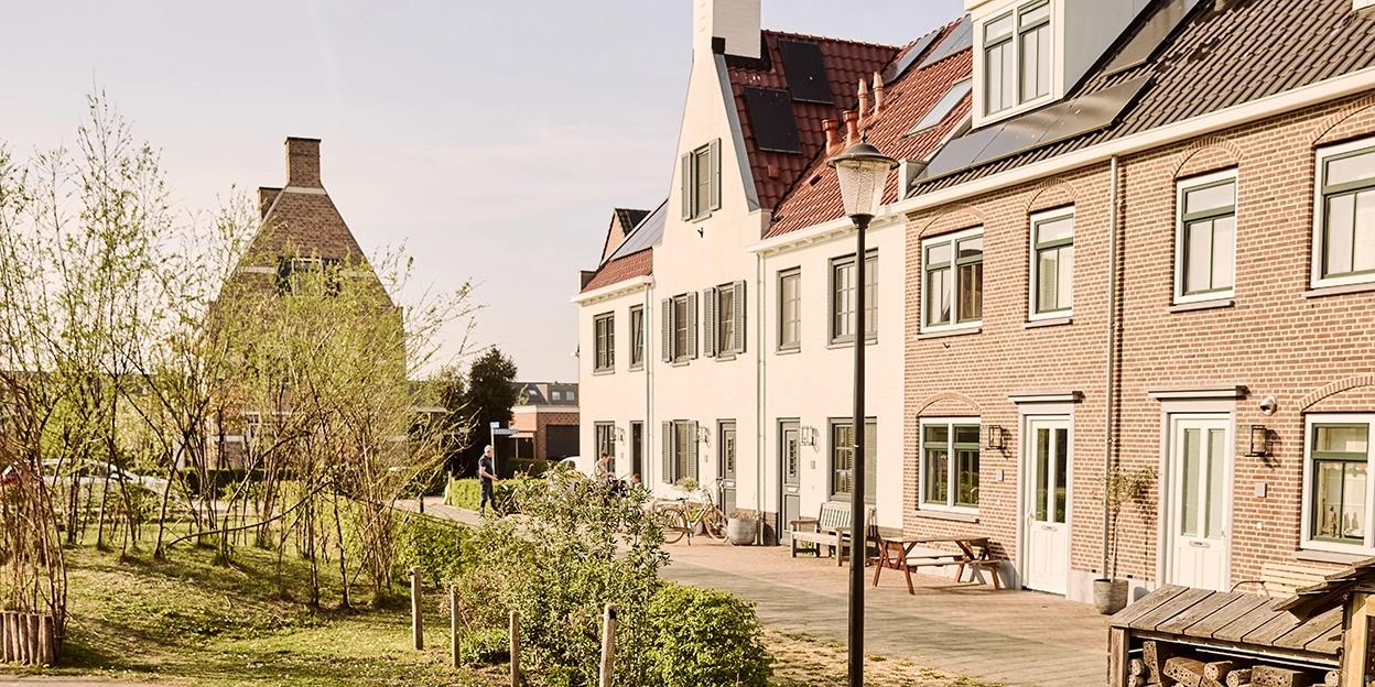Gezellige en groene straat in een nieuwbouwwijk