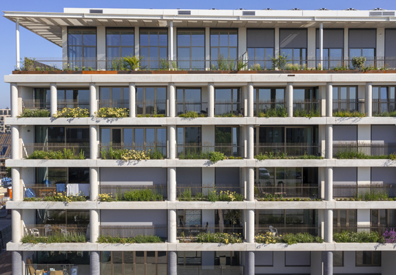 De balkons met groen van het appartementengebouw Vestibule in Utrecht