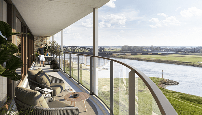 Uitzicht op de IJssel vanaf het balkon van een appartement in Pracht
