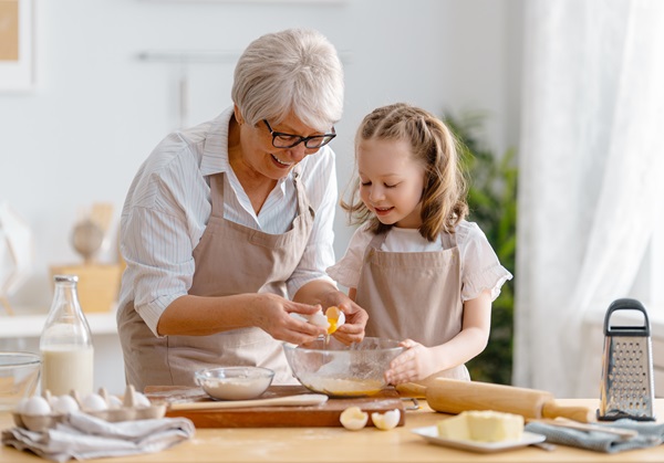 Oma met kleindochter in de keuken